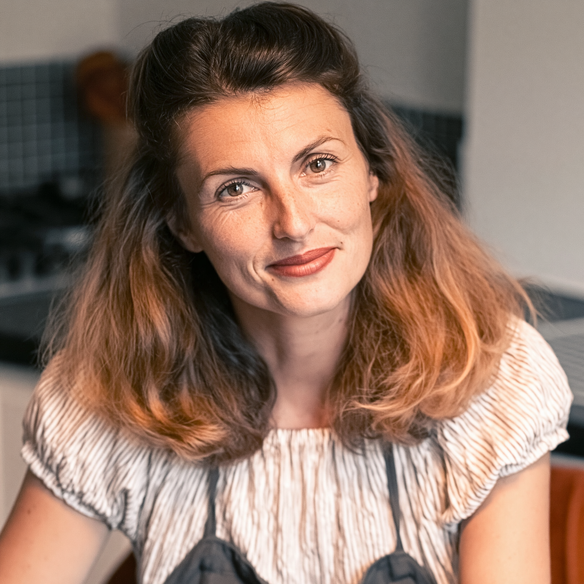 Marie Blaire, créatrice de Cuisine Française, souriante dans sa cuisine